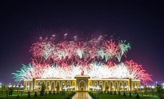 Ouzbékistan, Tachkent - septembre 1, 2023 multicolore feux d'artifice plus de le indépendance monument dans Yangi Ouzbékistan parc dans Tachkent sur indépendance journée. photo