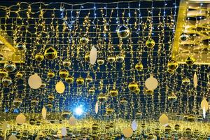 Nouveau année ou Noël de fête d'or des balles pendaison dans Lignes contre le nuit ciel. photo