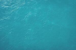 le texture de le vagues de bleu Couleur de rapide l'eau dans le rivière. photo