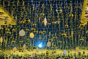 Nouveau année ou Noël de fête d'or des balles pendaison dans Lignes contre le nuit ciel. photo