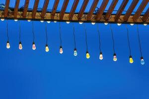 vacances guirlandes avec les lampes contre le noir nuit ciel. photo