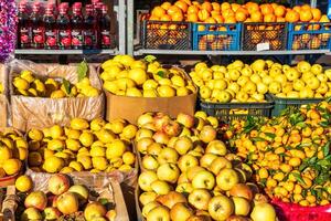 tachkent, Ouzbékistan - janvier 30,2022 fruit stalle dans le marché, illuminé par le Soleil. des oranges, Ananas, citrons et pommes. photo