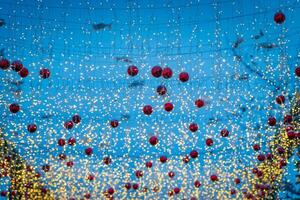 Nouveau année ou Noël de fête des balles et guirlandes pendaison dans Lignes contre le nuit ciel. photo