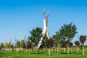 Ouzbékistan, Tachkent - septembre 15, 2023 monument de indépendance dans le forme de une stèle avec une humo oiseau sur une jour dans le Nouveau Ouzbékistan parc dans été. photo