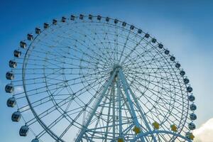 ferris roue à le coucher du soleil ou lever du soleil dans un amusement parc. photo