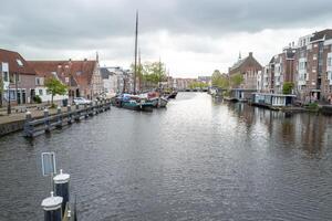 Leyde, Pays-Bas, 25-04-2024, canal dans le historique ville photo