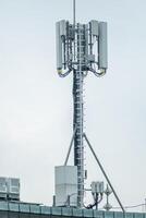 grand mobile radio antennes sur un Bureau toit photo