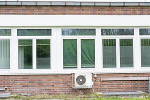 vieux Bureau bâtiment avec les fenêtres et air conditionnement photo