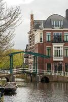 Leyde, Pays-Bas, 25-04-2024, canal dans le historique ville photo