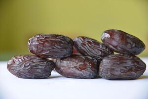 fermer de biologique gourmet medjool Date fruit à le marché. vue de au-dessus de. photo