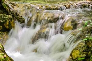 Montagne courant dans le forêt - longue exposition et écoulement l'eau photo