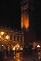 Venise grandiose canal, avec ses iconique enroulement voie navigable flanqué par historique bâtiments et animé activité, incarne le charme et séduire de le enchanteur ville de Venise photo