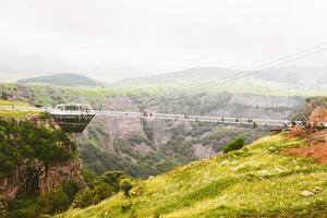 dashbashi, Géorgie - 19e juin, 2022 - aérien vue diamant café sur verre pont plus de scénique dashbashi vallée dans Géorgie campagne. célèbre moderne pont plus de vallée photo