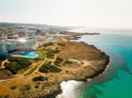 ayia Napa, Chypre - 15e avril, 2023 - des oiseaux œil vue mouche plus de grec côté Chypre île ayia Napa baie avec turquoise des plages et Hôtel stations balnéaires. célèbre vacances destination photo