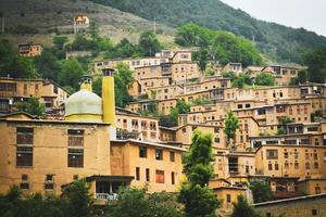 historique ville de masouleh, l'Iran. unesco monde patrimoine site dans Nord est. peu unique mosquée dans masouleh Montagne village avec minarets photo