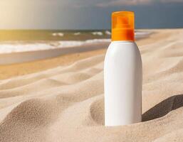maquette spf protection lotion bouteille sur le sable sur le été plage, crème solaire peau se soucier photo
