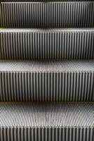 gros plan des marches vides d'un escalator dans une vue en perspective. photo