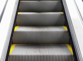 gros plan des marches vides d'un escalator dans une vue en perspective. photo