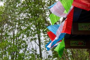 Tibétain coloré drapeaux avec prières. bouddhisme. Tibet prière drapeau. photo