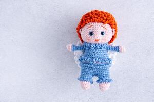 tricoté enfants jouet. garçon ange dans une bleu costume. crocheter. photo