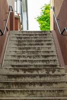 en haut un vieux pierre escalier dans le ville photo