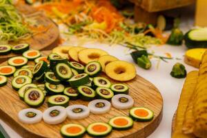 en bois Coupe planche avec une variété de des légumes et des fruits photo