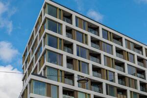 moderne Résidentiel bâtiment dans le ville avec une bleu ciel photo