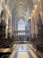 york dans le Royaume-Uni sur 30 Mars 2024. une vue de une coloré verre fenêtre dans york cathédrale photo