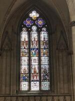 york dans le Royaume-Uni sur 30 Mars 2024. une vue de une coloré verre fenêtre dans york cathédrale photo