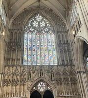 york dans le Royaume-Uni sur 30 Mars 2024. une vue de une coloré verre fenêtre dans york cathédrale photo