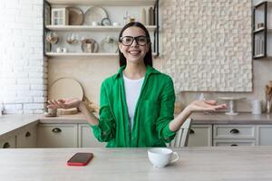 photo du visage portrait écran vue de souriant Jeune femme asseoir à Accueil parler sur appel avec ami