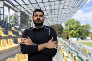 sur de soi Jeune athlète permanent dans une stade photo