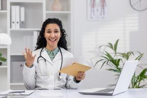 de bonne humeur femelle médecin, avec frisé cheveux, discuter médical rapports avec une sourire dans une bien éclairé clinique bureau, convoyer confiance et professionnalisme. photo