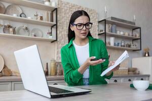 Jeune dérangé femme parlant sur appel de portable avec impôt, banque, créancier. spectacles une factures photo