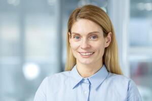 sur de soi professionnel femme avec une amical sourire dans une entreprise Bureau environnement, mettant en valeur direction et positivité. photo