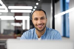 concentré professionnel travail sur une ordinateur dans une vivement allumé moderne Bureau environnement, montrant productivité et dévouement. photo