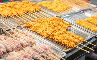 un barbecue Fruit de mer Frais calamar grillé, grillé poulpe épices, rue nourriture Thaïlande photo