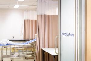 concentrer sur le porte de un urgence pièce dans le hôpital photo