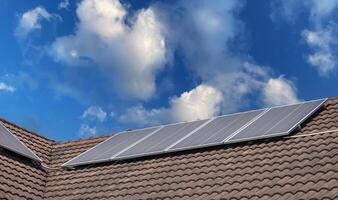 solaire panneaux sur toits avec bleu ciel, Maisons avec solaire panneaux, moderne éco vert maison concepts photo