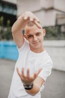 une Jeune homme dans une blanc chemise est posant pour une image photo