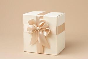 luxueux cadeau présentation carré blanc boîte avec satin arc sur doux beige Contexte photo