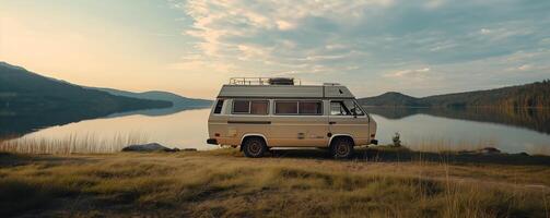 Voyage van entouré par bien maintenu herbe et une calme Lac photo