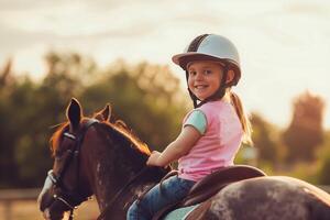 content peu fille équitation une cheval portant une casque à la recherche vers le caméra photo