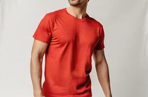une homme portant rouge Vide t chemise photo