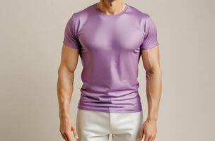 homme portant violet Vide t chemise avec blanc Contexte photo