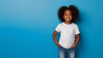 maquette de une peau foncée fille dans une blanc T-shirt contre une blanc mur. souriant enfant, copie espace photo