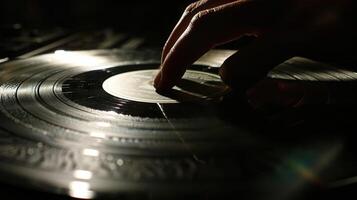 une main détient une vinyle record en haut à le lumière admiratif le complexe rainures gravée dans ses surface photo