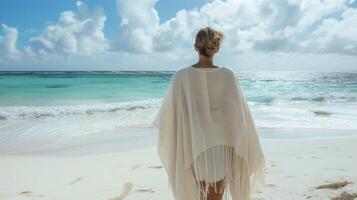 Contexte pense de une serein plage avec doux le sable et s'écraser vagues. cette kimono est le idéal couvrir pour une journée de se prélasser dans le Soleil avec le sorties ajouter une toucher de efforts photo