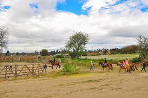 cavaliers avec leurs chevaux allant au corral photo