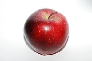 pomme rouge sur fond blanc photo